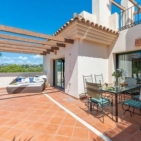 Modern And Spacious 2 Bdrm Penthouse - 3 Pools And Sea Views Appartamento