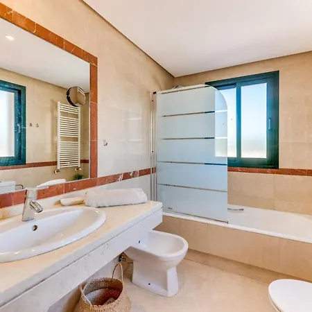 Modern And Spacious 2 Bdrm Penthouse - 3 Pools And Sea Views Appartamento Marbella